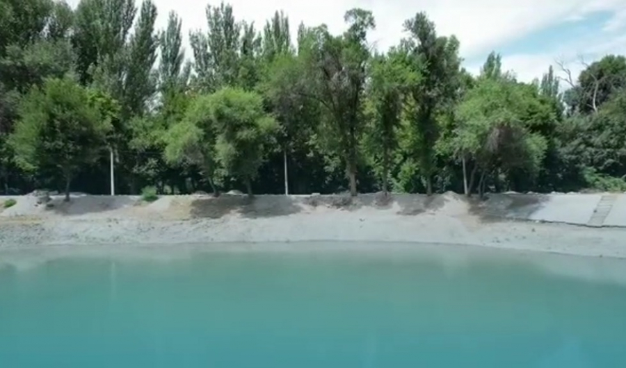 Озеро Комсомольское в Бишкеке начали наполнять водой - видео