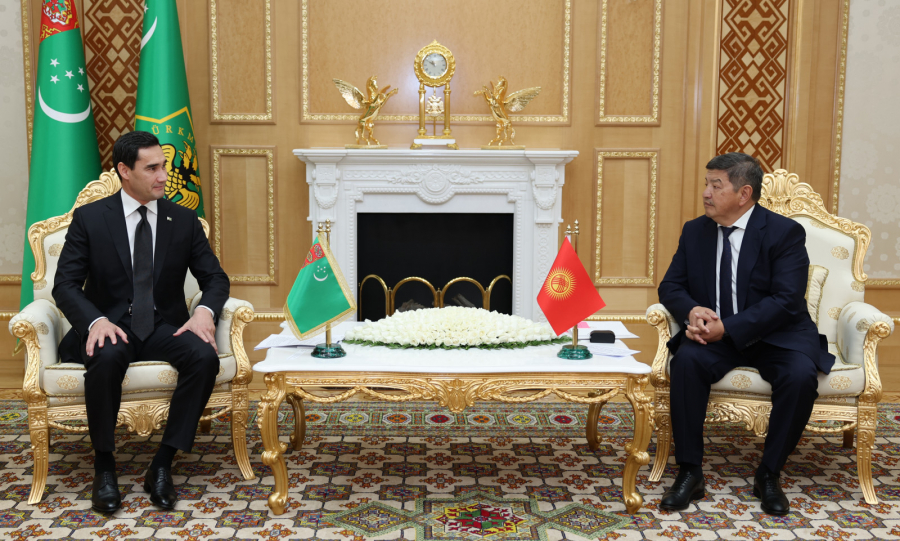 Акылбек Жапаров встретился с президентом Туркменистана Сердаром Бердымухамедовым