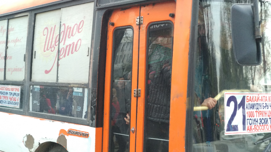 Мэрия Бишкека: Общественный транспорт очистят от объявлений
