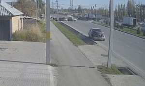 В Бишкеке машина после ДТП вылетела на тротуар и сбила детей (видео)