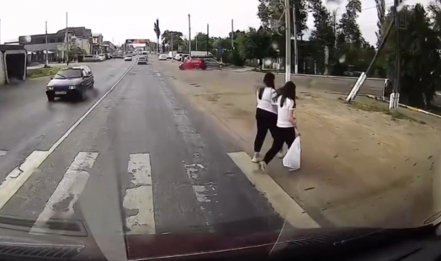 В Канте водитель сбил пешеходов, обгоняя другое авто по обочине - видео