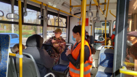 Рейд в бишкекских троллейбусах выявил, что пассажиры не соблюдают масочный режим
