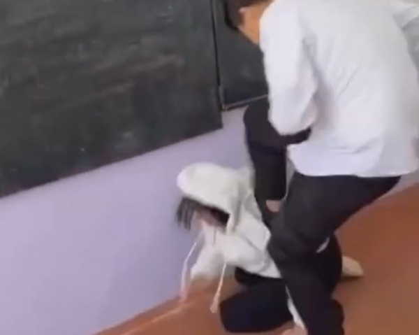 Школьник, избивший одноклассниц в Караколе, является ребенком с ОВЗ - полпредство
