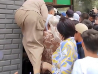 В Бишкеке люди устроили давку возле магазина из-за скидок (видео)