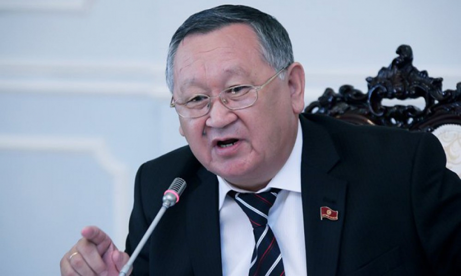 Глава Нацкомиссии по госязыку Каныбек Осмоналиев обвинил активиста в том, что тот не хочет учить кыргызский язык