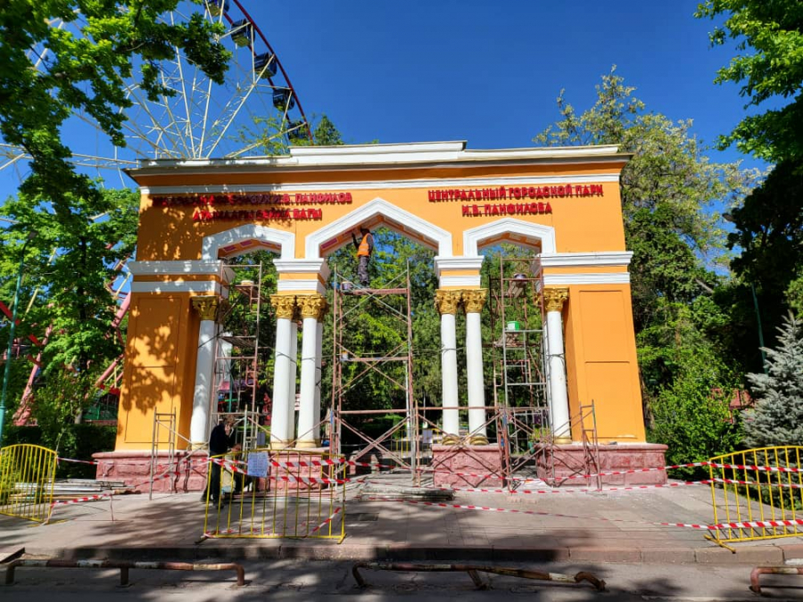 В Бишкеке обновляют входную группу в парк имени Панфилова и фасад типографии «Эркин-Тоо» (фото)
