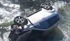 Легковушка снесла ограждение и упала в БЧК в Бишкеке - видео