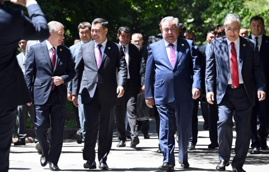 Садыр Жапаров устроил официальный прием лидеров стран ЦА в культурном центре «Рух Ордо»