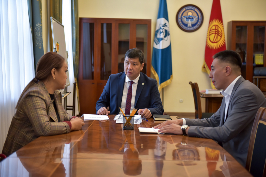Мэр Бишкека встретился с родственницей Умутбека, погибшего в ходе октябрьских событий (фото)