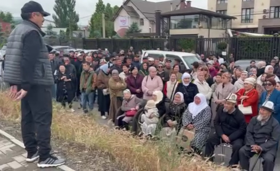 Снос домов в Ататюрке. Жители вышли на мирный митинг (видео)