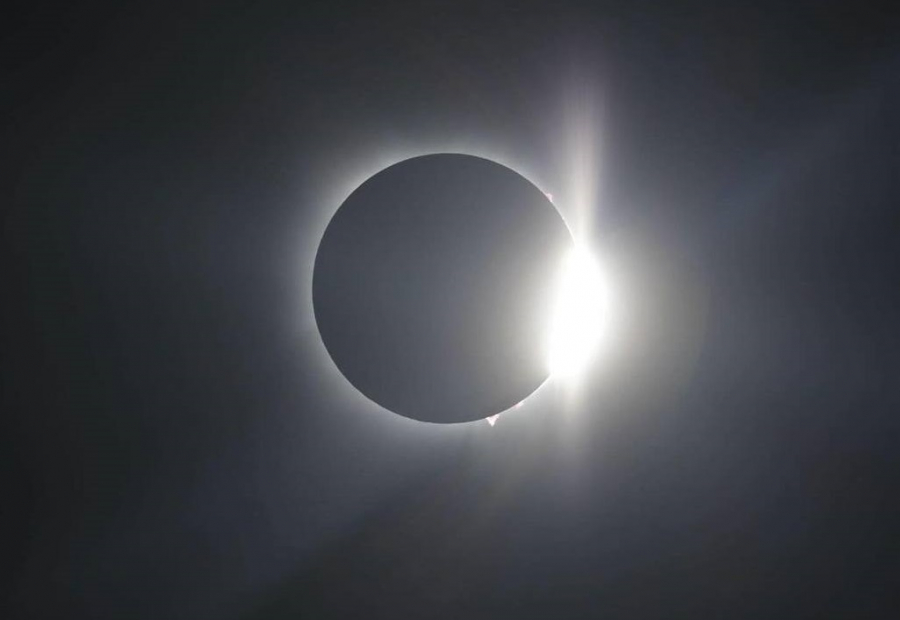 Миллионы жителей Северной Америки наблюдали полное солнечное затмение - фото