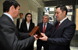 Садыр Жапаров передал Историческому музею дневник Жусупа Абдрахманова
