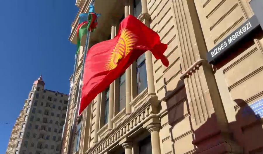В посольстве Кыргызстана в Баку подняли новый флаг КР