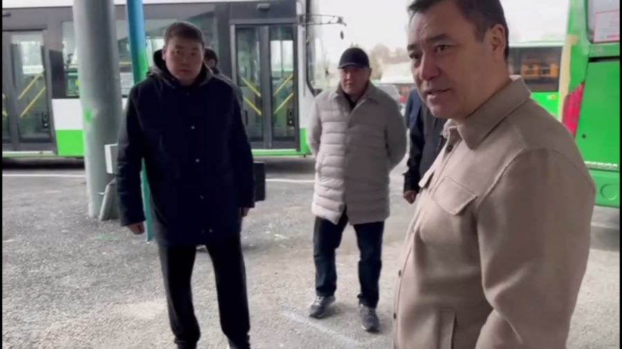 Садыр Жапаров и Камчыбек Ташиев посетили столичный сервисный центр по обслуживанию автобусов