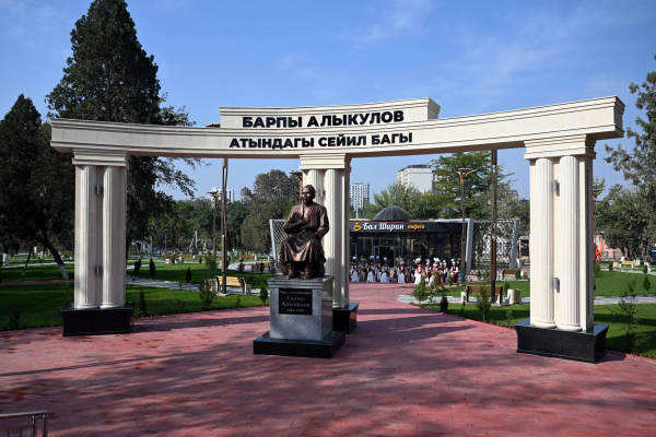 Садыр Жапаров открыл новый парк имени Барпы Алыкулова в Оше (фото)