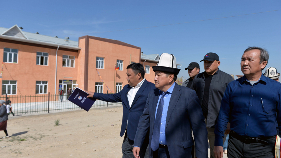 Акылбек Жапаров посетил пострадавшие в результате акта вооруженной агрессии села в Баткенской области
