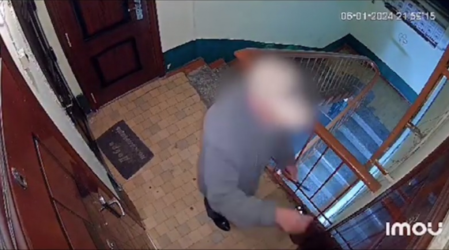В Токмаке мужчина пытался поджечь чужую квартиру и попал на видео