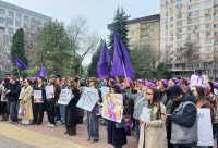 Бьет - не значит, что любит: в Бишкеке напомнили про права женщин