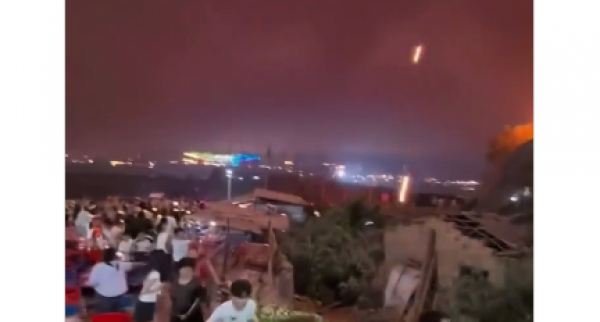 В Китае во время шоу дронов на зрителей обрушился огненный дождь