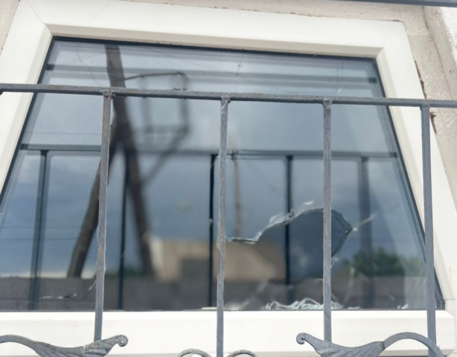 В Кемине неизвестные разбили окна православной церкви и ряда домов
