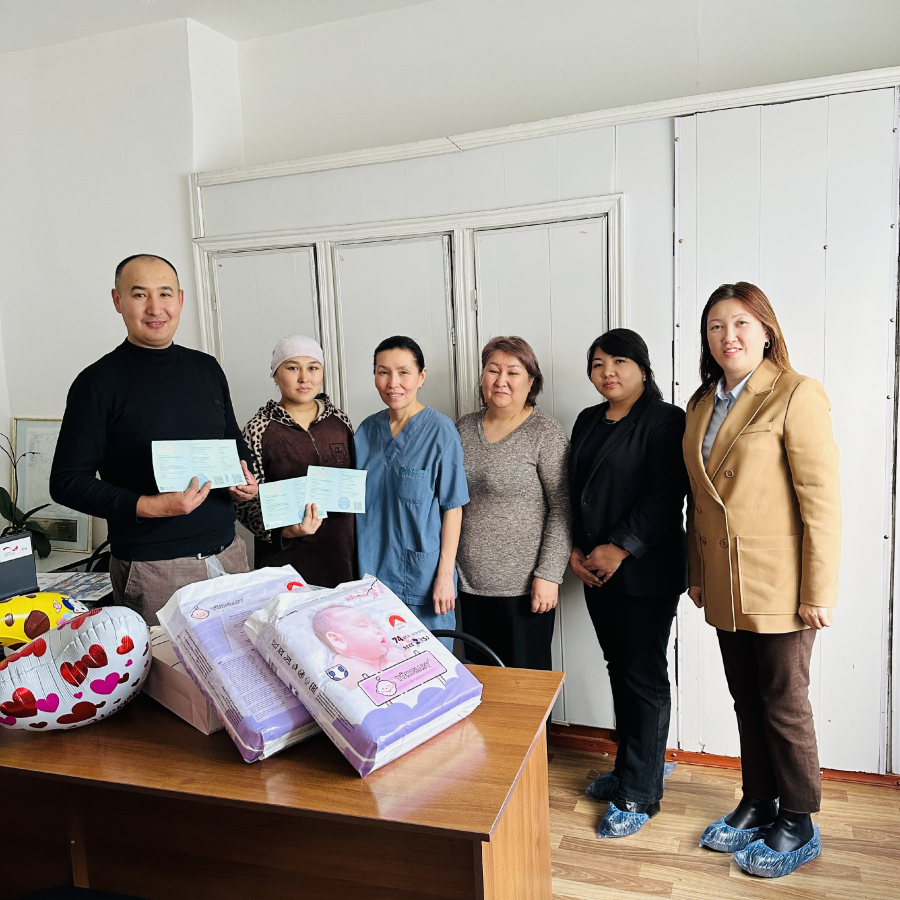 Появившейся на свет в Бишкеке четверне выдали свидетельства о рождении (фото)