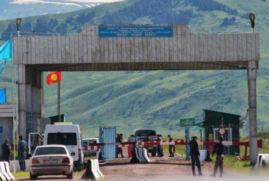 В Погранслужбе Казахстана объяснили скопление авто на границе с Кыргызстаном