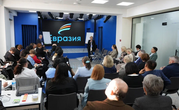 Почти 300 директоров школ России и Кыргызстана обсудили пути интеграции образовательных систем двух стран