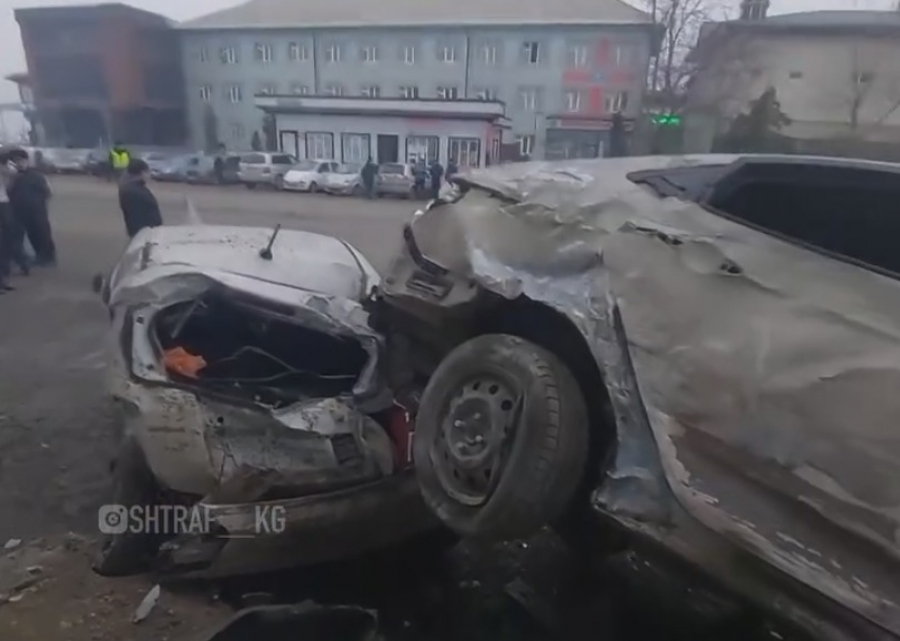 В Ноокате легковушка на полном ходу влетела в припаркованные авто (видео)