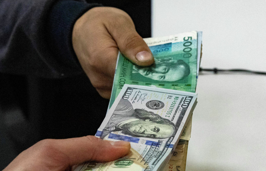 Курс валют в Бишкеке - доллар поднялся, рубль ослаб. Комментарий эксперта