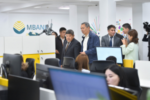 Омурбек Бабанов показал Акылбеку Жапарову свой IT-коворкинг центр в Бишкеке - фото