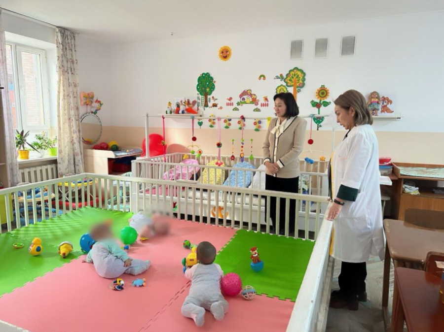 Айгуль Жапарова посетила дом малютки в Бишкеке (фото) - Вести.kg ...