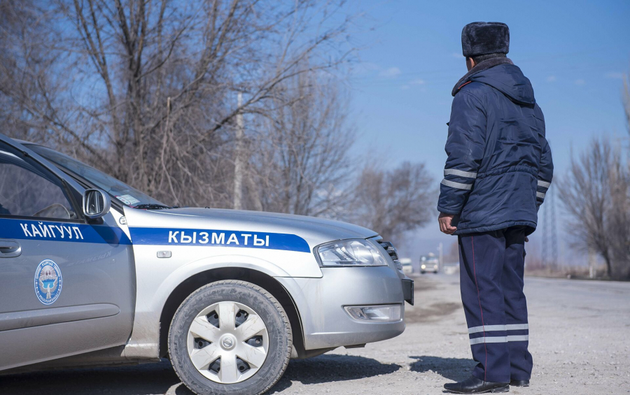 В Таласской области уволили гаишника, который избил водителя грузовика