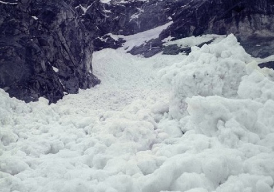 Снежная лавина. Скорость лавин из сухого снега мокрого снега. Снежная лавина. Скорость лавин из сухого снега мокрого снега. Мокрые снежные лавины.