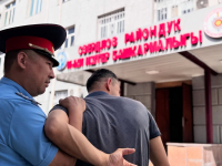 Трое пьяных парней подрались с милиционерами в Бишкеке