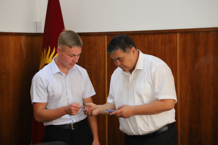 Кыргызстанец с 7 лет жил без документов. Камчыбек Ташиев вручил ему ID-карту и паспорт