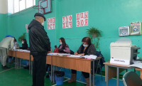 В Бишкеке, Оше и Токмоке проходит голосование вне помещения