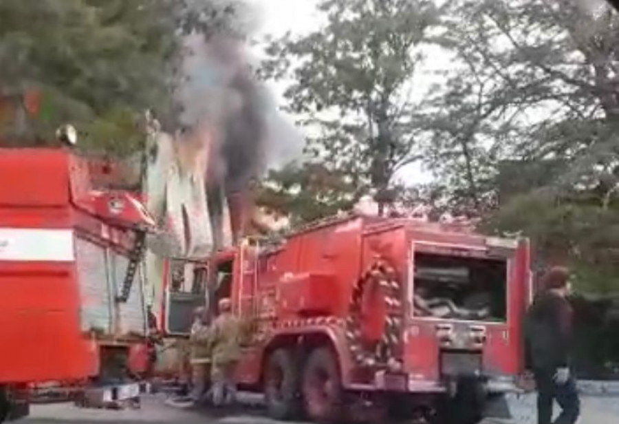 В Бишкеке из-за пожара эвакуировали сотрудников «Империи пиццы» (видео)