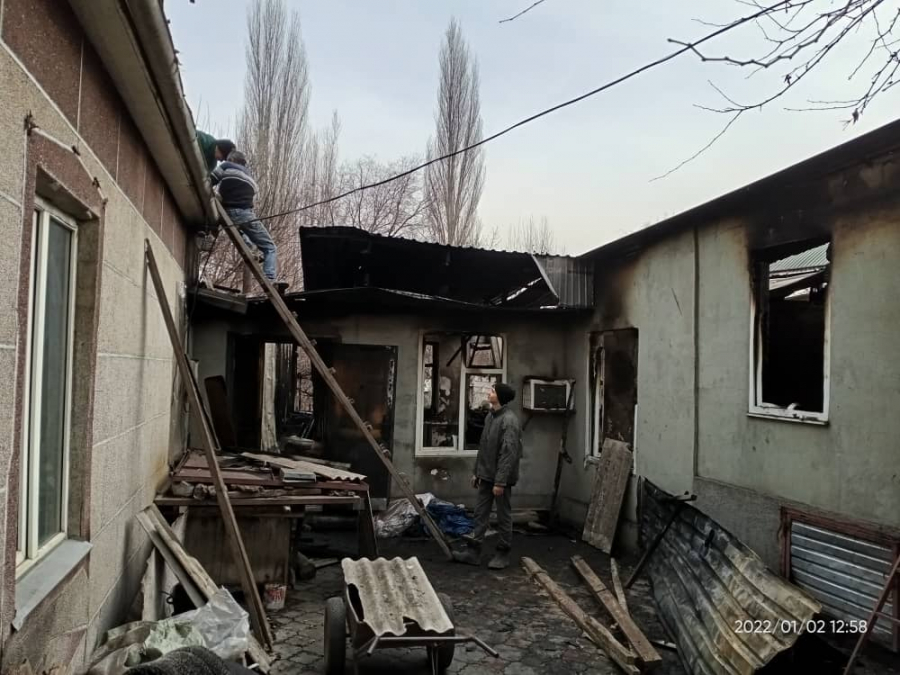У кыргызстанки, которая содержала бездомных животных, сгорела часть дома