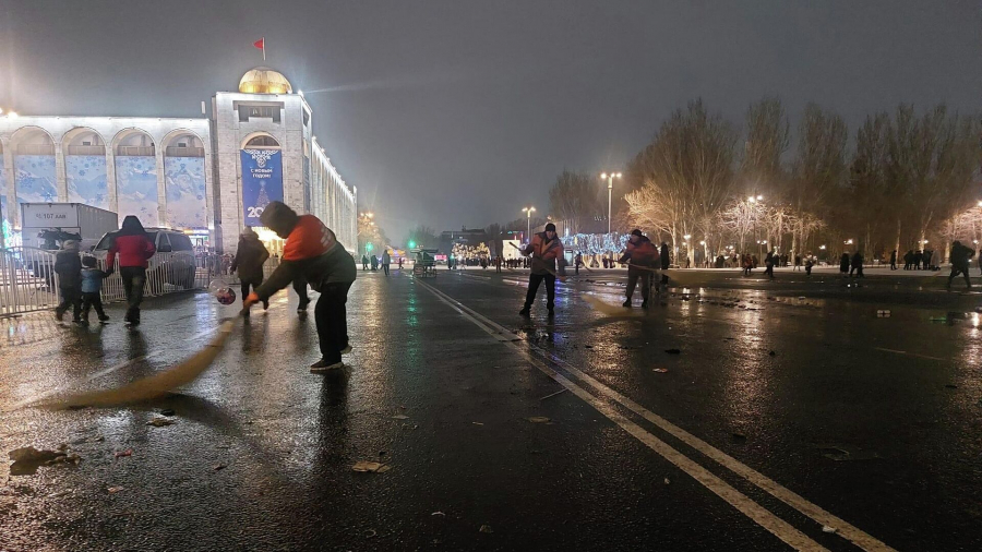 Пять тонн мусора вывез «Тазалык» с центральной площади в новогоднюю ночь