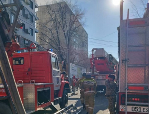 В Бишкеке горит многоэтажный дом на пересечении улиц Кулатова и Элебаева (фото, видео)