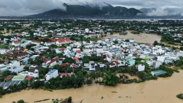 Масштабные наводнения в центральном Вьетнаме: Нячанг и окрестности затоплены, число погибших растет
