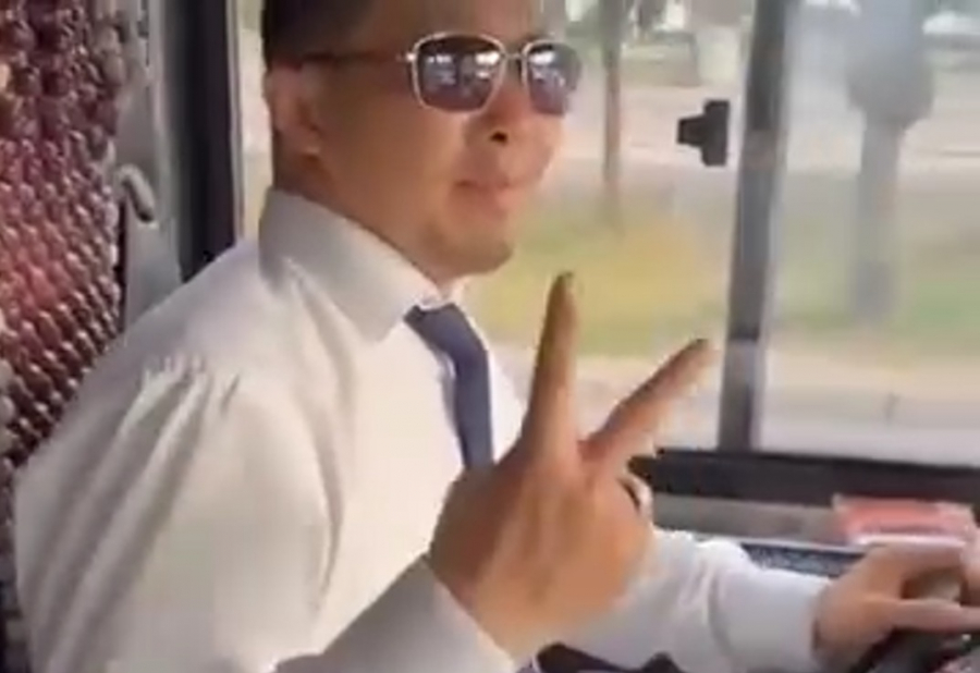 В соцсетях восхищаются стильным водителем автобуса в Бишкеке - видео