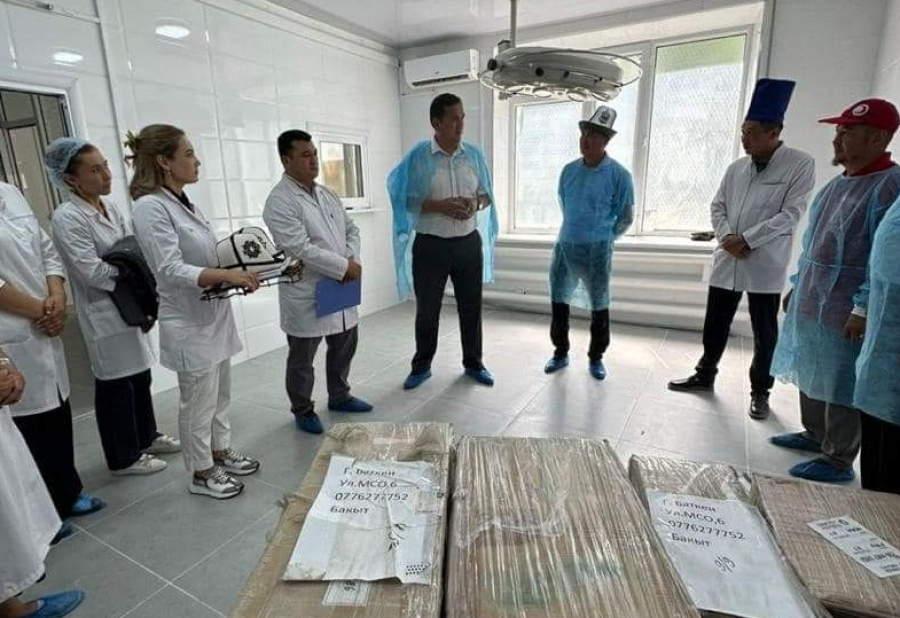 Микроскоп стоимостью 2 млн 120 тыс. сомов передал Красный Полумесяц врачам в Кызыл-Кие