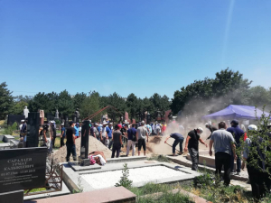 В Бишкеке похоронили экс-спикера ЖК Чыныбая Турсунбекова (фото)