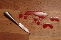 В Баткенской области, пока дети спали, муж зарезал жену, а потом повесился