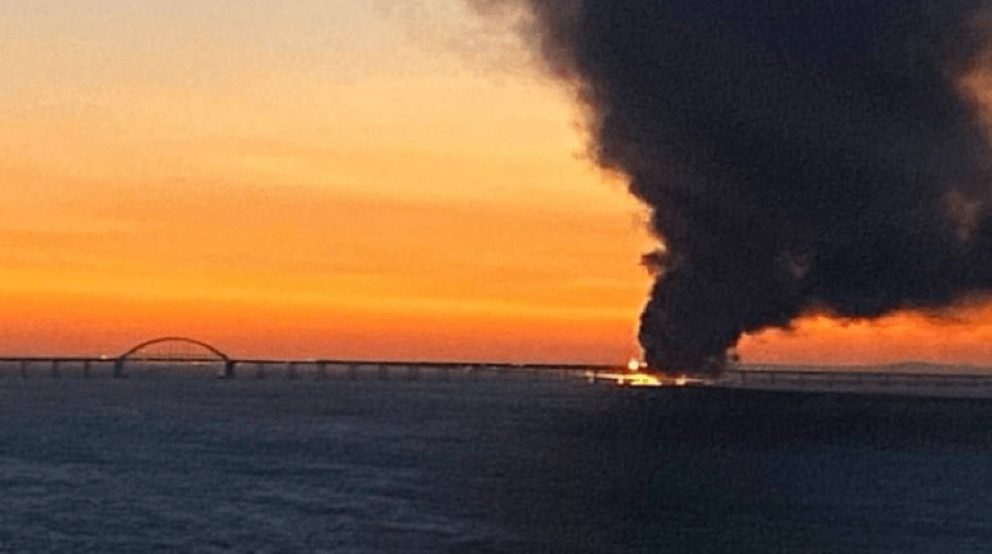 На Крымском мосту загорелась цистерна с топливом (видео)