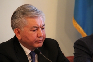 «Сатып кетпесин деп» алдын ала чара көрүп, КСДПнын жетекчилиги Өмүркуловду партиядан чыгардыбы?