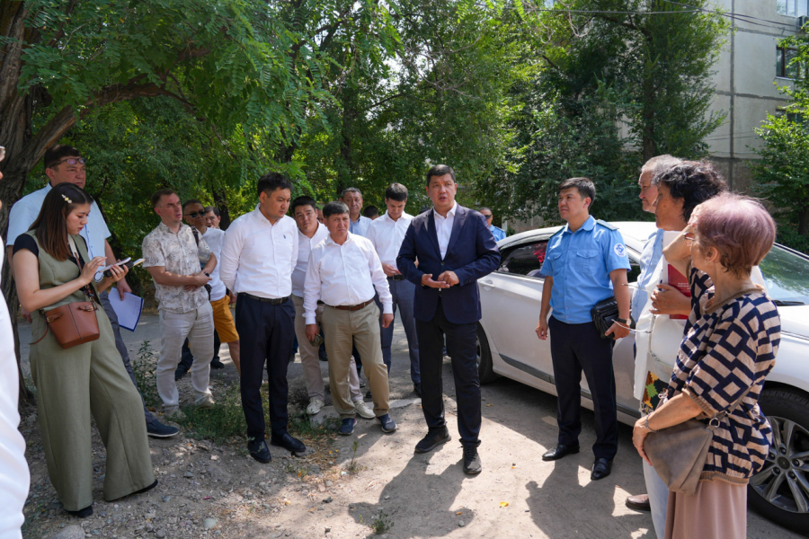 Мэр Бишкека пообещал жителям 9-го микрорайона решить их проблемы