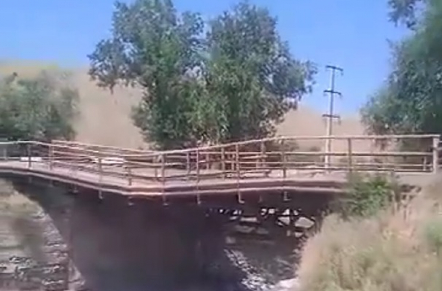 Мост, связывающий Бишкек с рядом сел, закрыли из-за угрозы обрушения (видео)