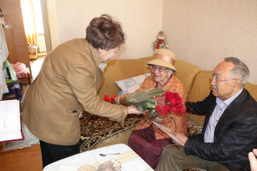 Столетняя жительница Бишкека отпраздновала свой день рождения